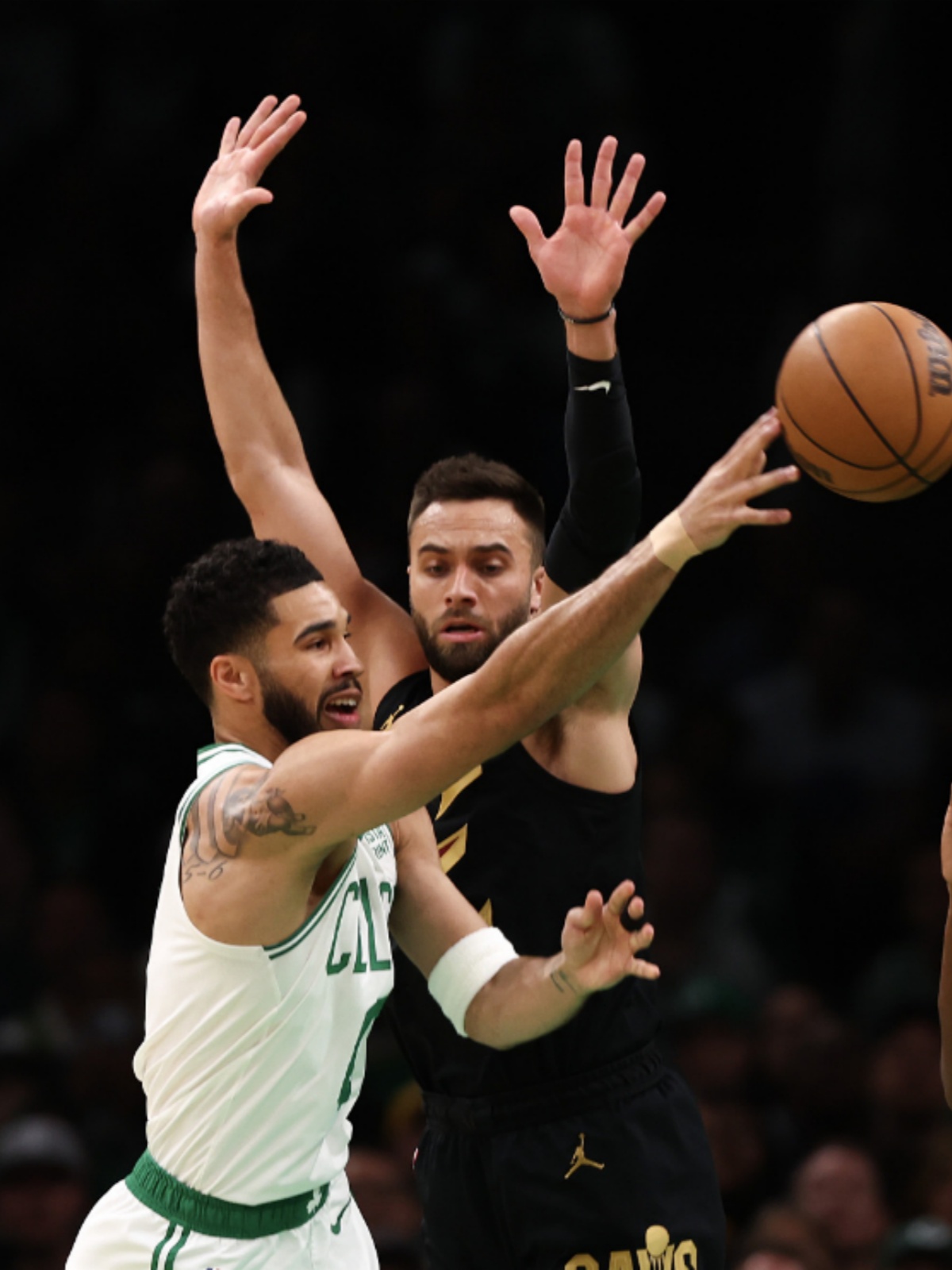 开云体育塔图姆在澳大利亚队比赛中比赛局势复杂，重要助攻引发热议！