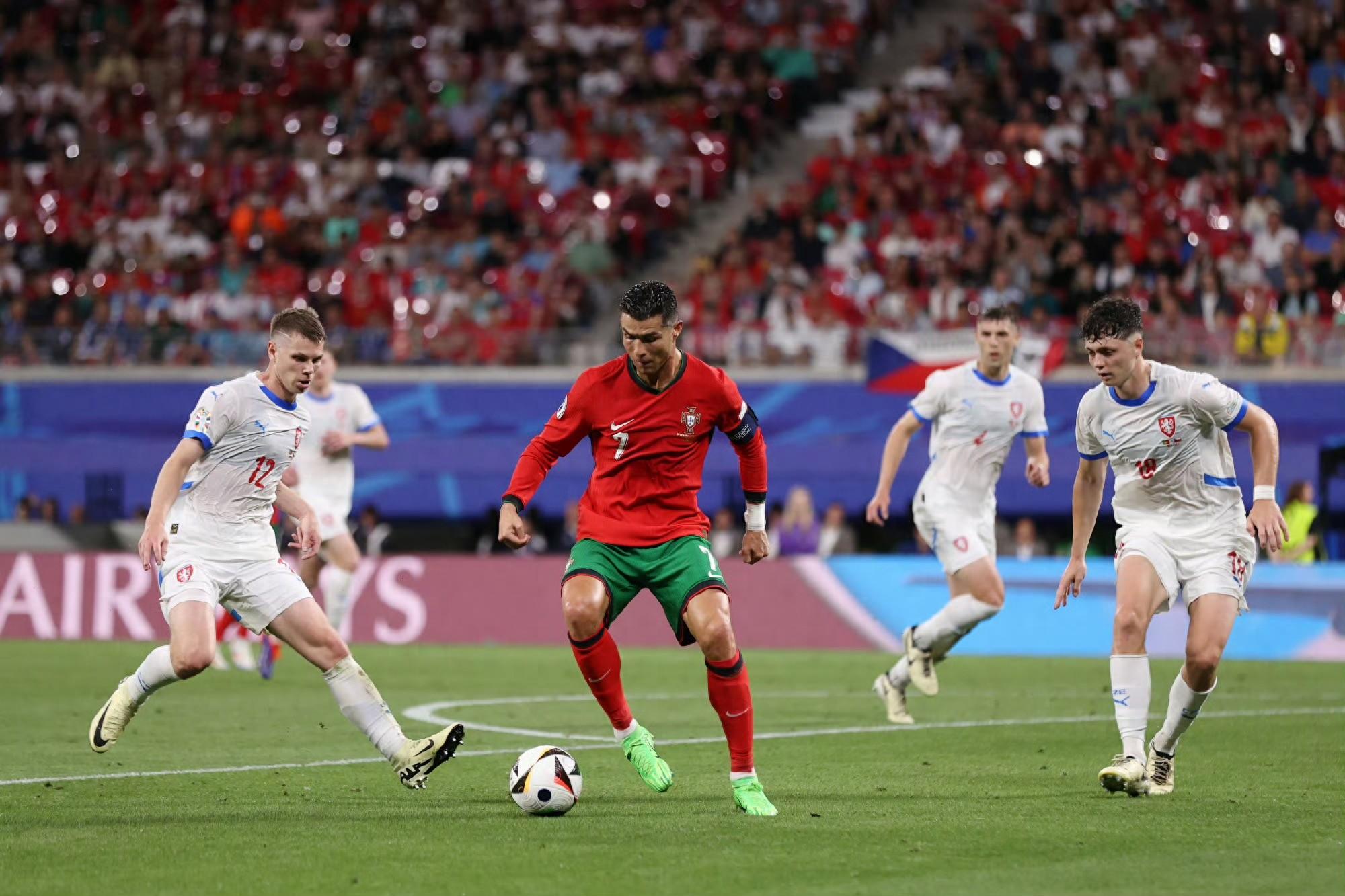 开云体育直播关于C罗连续七场比赛得分超过比赛局势复杂，公牛不断突破！上演精彩一战的信息