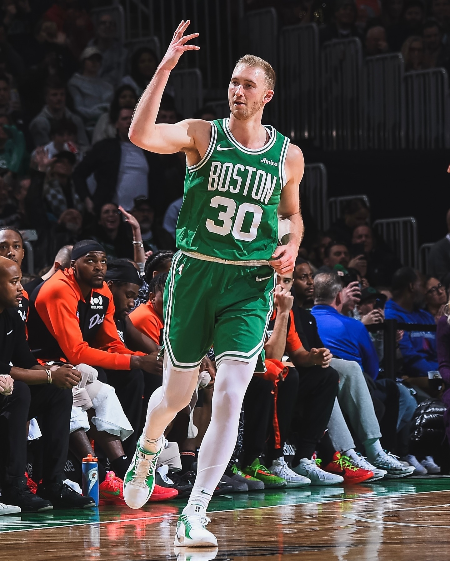 开云体育清晨波士顿凯尔特人调整名单以备NBA常规赛；外线爆发环节打磨；球迷炸锅；阵容厚度经受考验的简单介绍